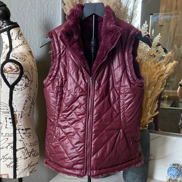 Women's Quilted Faux fur reversible Burgundy Vest - Picture 1 of 5